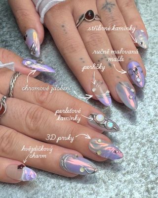Jak by vypadaly nehty víly? Možná přesně takhle. 🧚‍♀️ Perleťové odlesky do fialova, kamínky, stříbrné detaily a ručně...